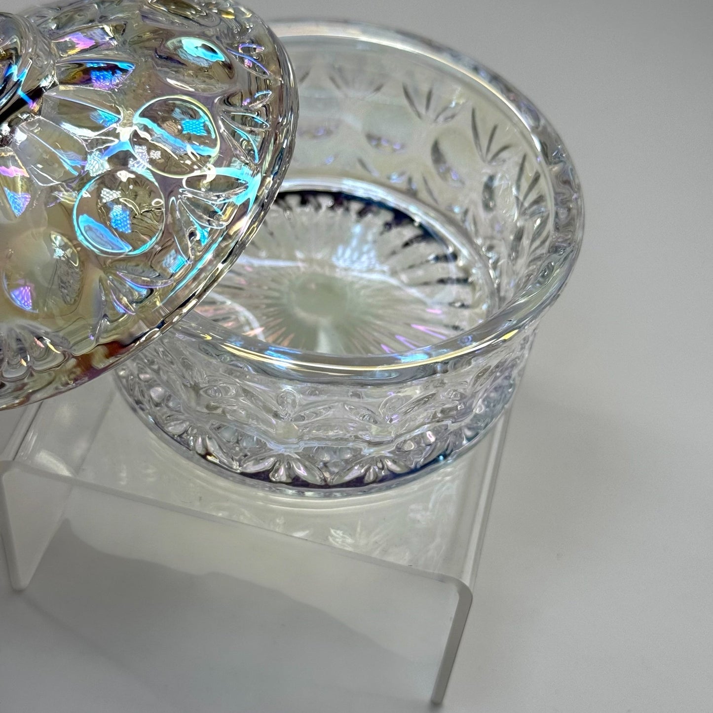 01 Iridescent Crystal Dappen Dish – Elegant Acrylic Liquid Container for Nail Techs - JTessentials
