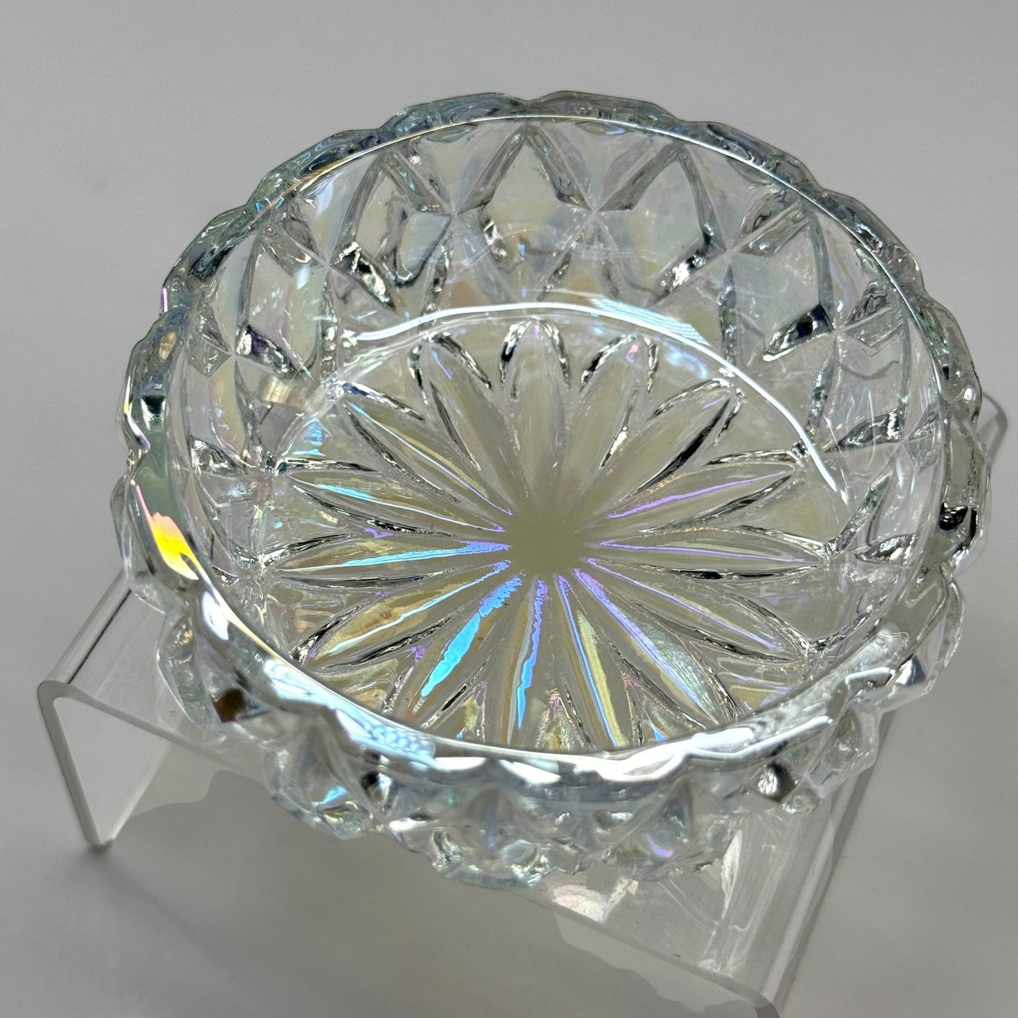 02 Iridescent Crystal Dappen Dish – Elegant Acrylic Liquid Container for Nail Techs - JTessentials