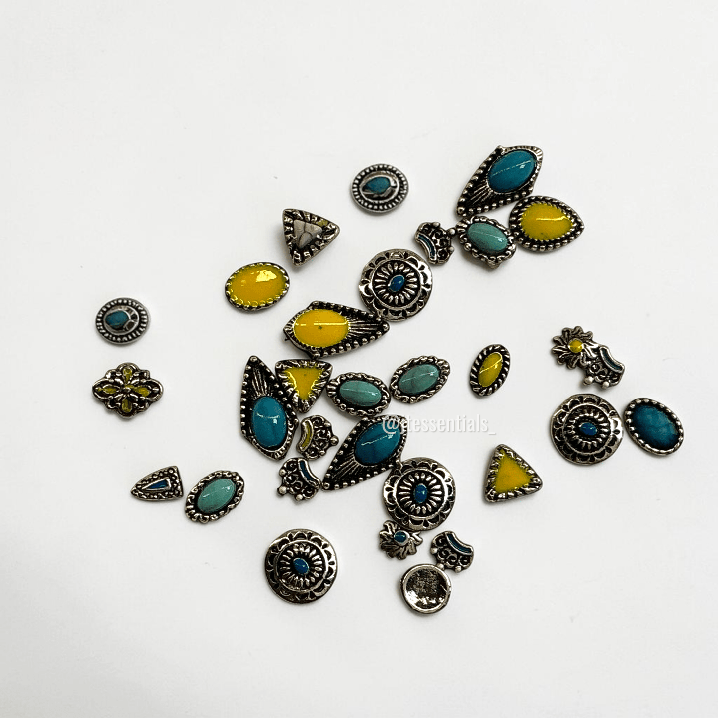 Mixed vintage nail charms - JTessentials