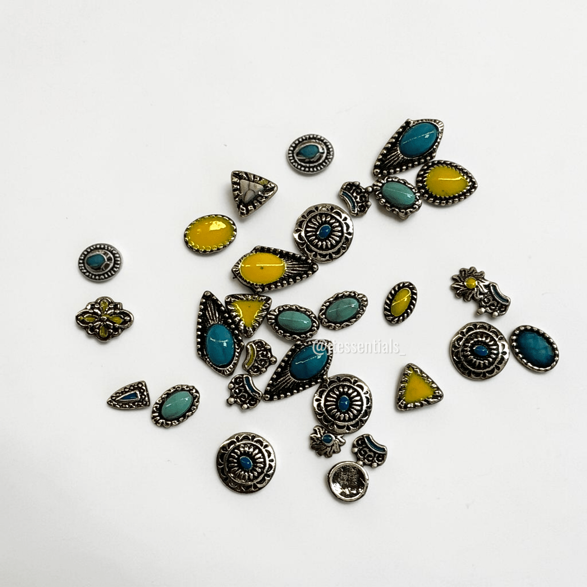 Mixed vintage nail charms - JTessentials